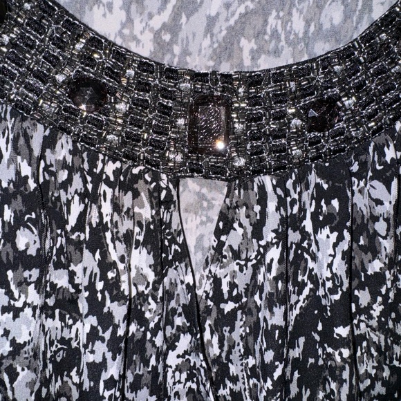 Women’s Sparkly Sleeveless Black and White Blouse - Avenue Brand Size 26/28 - Picture 2 of 6